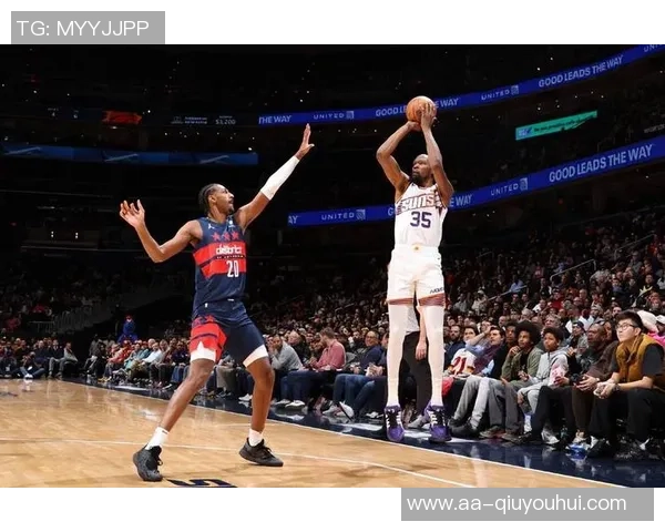 布克第三节状态火热10投6中狂砍16分4篮板4助攻连得12分助力球队反击